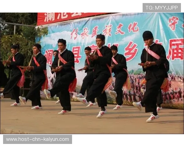 球员进球后从袜子里掏出拉祜族的芦笙,吹着笙跳着舞庆祝 球员进球后从袜子里掏出拉祜族的芦笙,吹着笙跳着舞庆祝